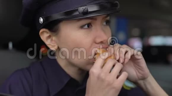 女警官吃早餐坐在车里吃芝士汉堡视频的预览图