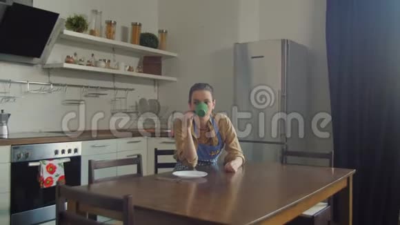 已婚夫妇在家吃早餐时争吵视频的预览图