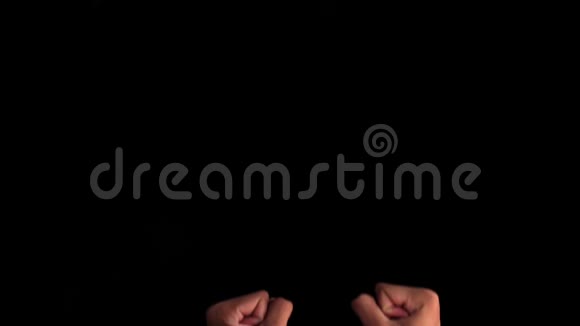 男性手的配对出现并显示D字母表符号的英国手语用于聋哑视频的预览图