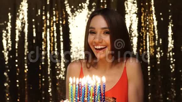 生日派对快乐的女人在蛋糕画像上吹蜡烛视频的预览图