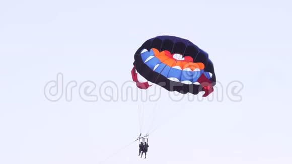 游客乘坐降落伞在海面上寄生在红海里假期概念视频的预览图