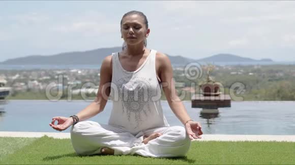 女士在海岸边练习莲花瑜伽视频的预览图