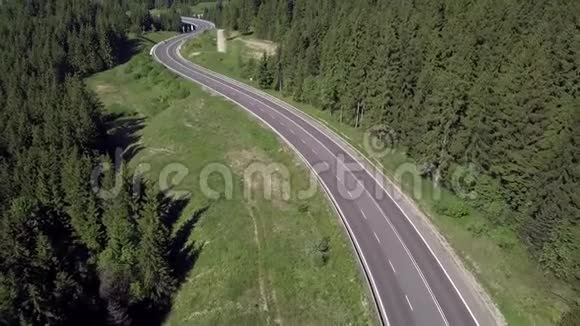 斯洛伐克Tatras山脉沥青道路的鸟瞰图视频的预览图