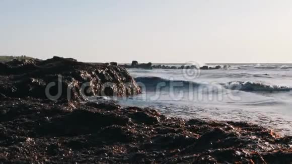 用大浪将海草海岸的视野拉近污染的地中海海滩污染的海洋视频的预览图