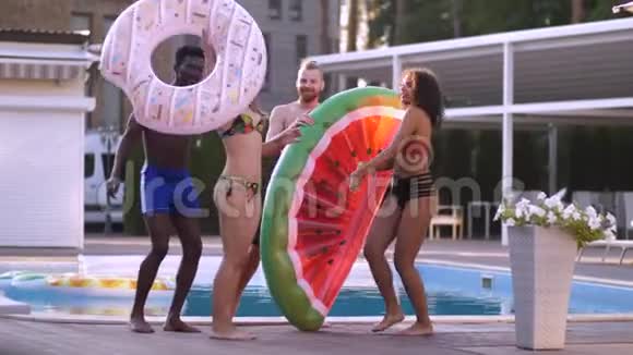 欢乐的跨国朋友在游泳池附近跳舞视频的预览图