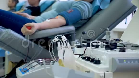 女人捏着一个球在输血中心献血视频的预览图
