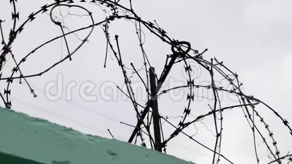 关闭监狱铁丝网在监狱里用铁丝网用铁丝网挡住灰色的天空视频的预览图