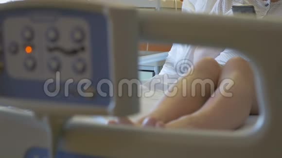 医院里的女人躺在病床上看着电话视频的预览图