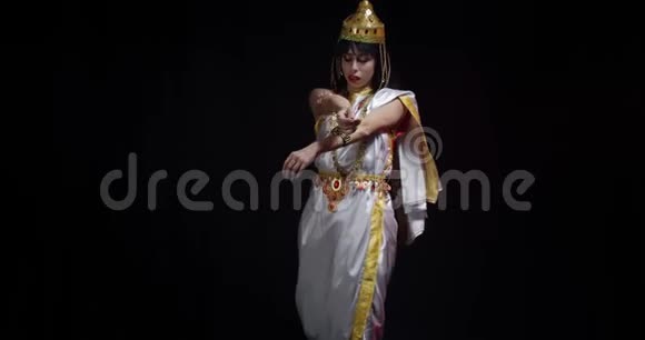 穿着白色连衣裙头上戴着金色王冠的印度神撒拉斯瓦蒂跳舞视频的预览图