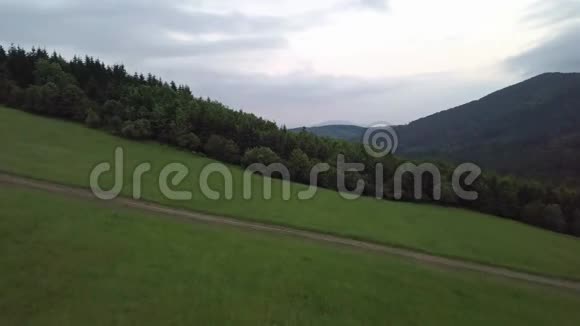 斯洛伐克Tatras绿树的鸟瞰图视频的预览图