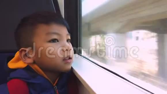 快乐的亚洲男孩乘火车去富士山视频的预览图