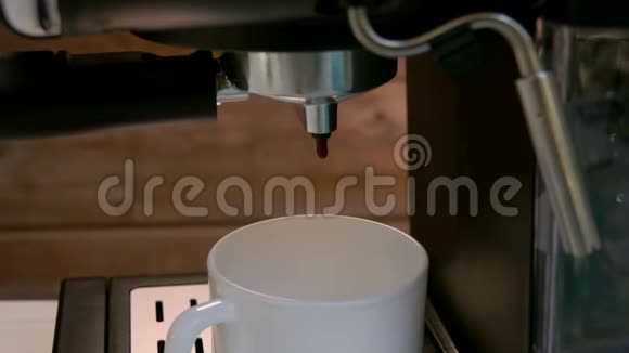 往杯子里滴咖啡视频的预览图