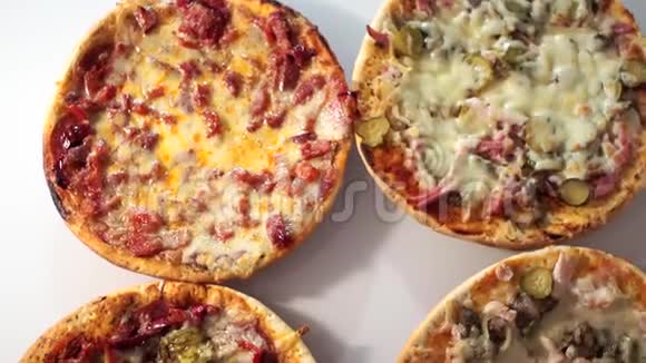6个披萨圈顶景腊肠蘑菇鸡肉黄瓜各种配料视频的预览图