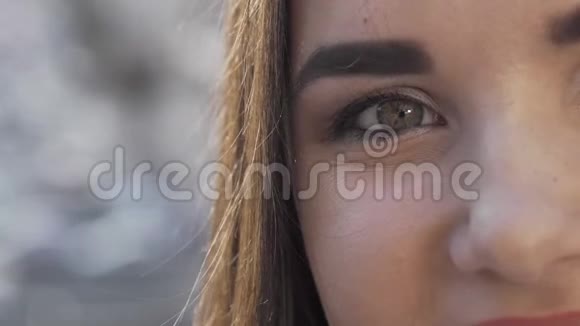 城市街道上一个幸福的女人的眼睛被人拍伤视频的预览图