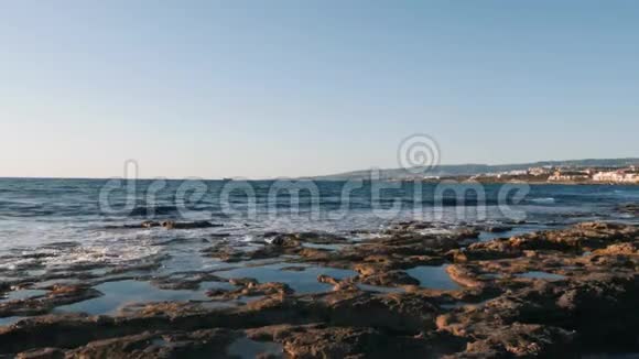 带波浪的地中海落基海岸海水到达岩石海岸美丽的海浪拍打在石头上credi视频的预览图