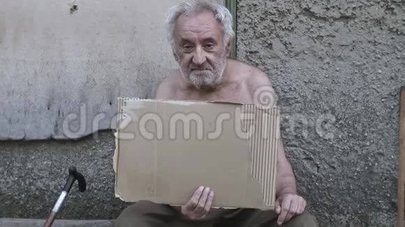 乞丐坐在街上一块空白的牌子视频的预览图