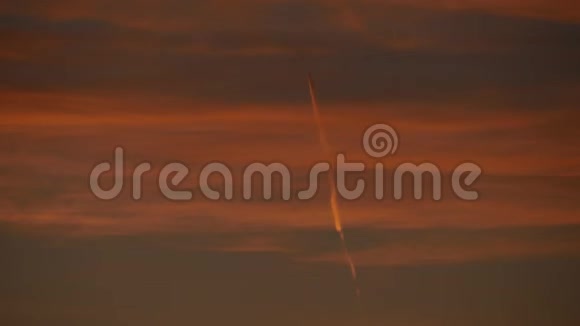 空中飞机在美丽的日出中垂直飞行视频的预览图