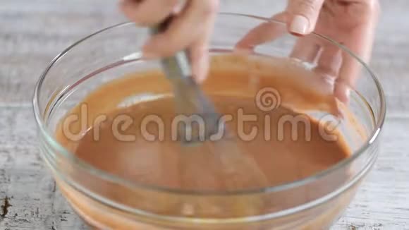 在玻璃碗中搅拌巧克力奶油关门视频的预览图