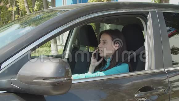 可爱的女司机在堵车时打电话视频的预览图