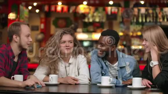 一群德赖斯在酒吧坐着一起喝咖啡的时候嘲笑一个笑话视频的预览图