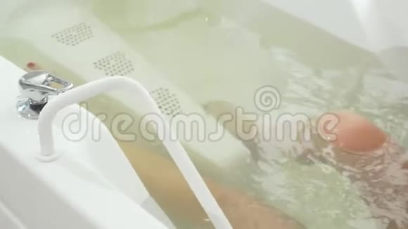 一位在水疗中心享受水疗的漂亮女人的滑拍视频的预览图