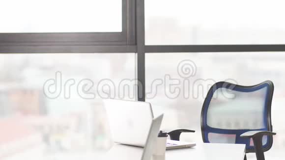 一幅亚洲男性律师在办公室办公桌前看个人电脑的画像视频的预览图