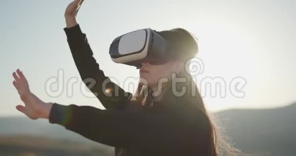 虚拟现实游戏女孩的乐趣使用头戴式显示美丽的年轻女子在玩虚拟游戏视频的预览图
