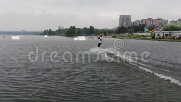 从斜坡上跳下来后在空中进行后滚唤醒视频的预览图