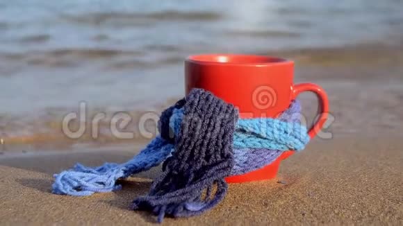 红杯配热咖啡和蒸茶系蓝色针织围巾视频的预览图