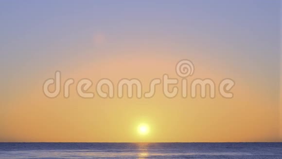 太阳从海面升起橙色的日出和波浪黄色炎热的天空覆盖着岛上的海滩阳光反思视频的预览图
