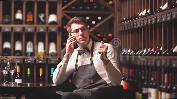 葡萄酒精品店优雅的年轻侍酒师在网上销售视频的预览图