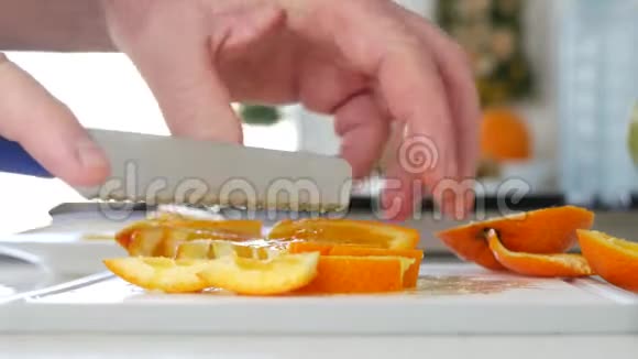 将人手切割成小片橙片视频的预览图