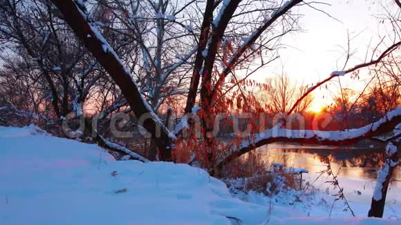河景夕阳西下慢动作视频的预览图
