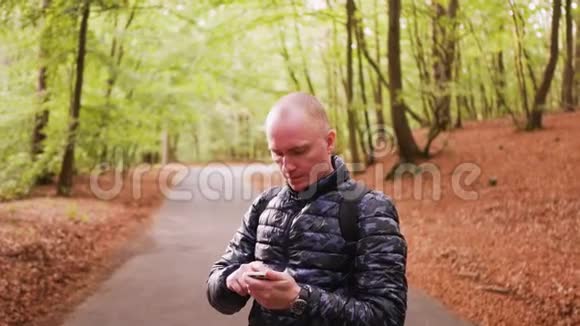 一个人在森林里迷路了他试图用手机确定森林中的坐标视频的预览图