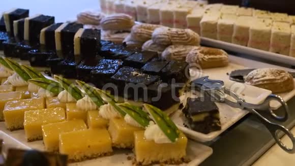 桌上各种糖果的多利滑梯蛋糕糕点馅饼饼干饼干罐头自助餐厅视频的预览图
