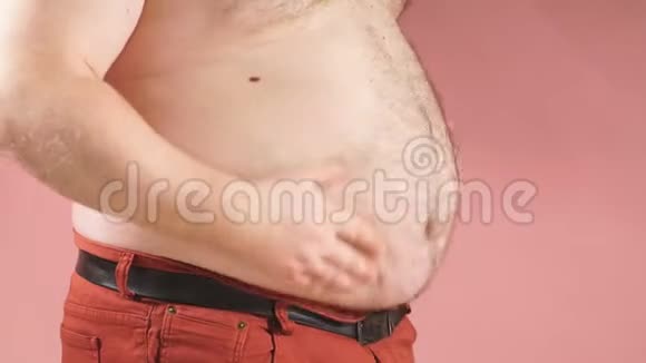 有趣的胖子展示他的大肚子视频的预览图