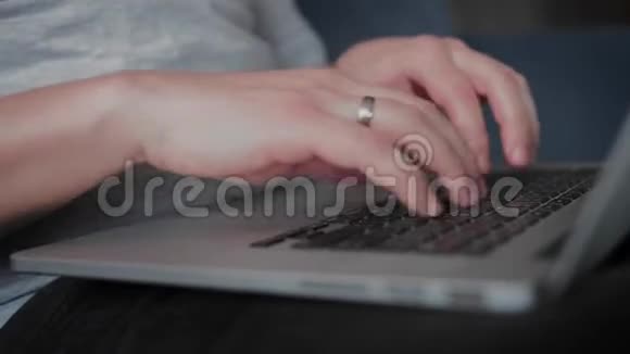 手在电脑键盘上打字移动摄像头商务人员在办公室工作视频的预览图