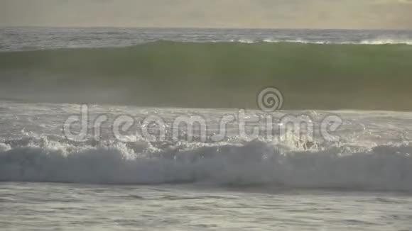 海洋海浪在海滩上破碎视频的预览图