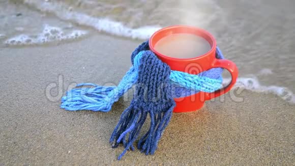 红杯配热咖啡和蒸茶系蓝色针织围巾视频的预览图