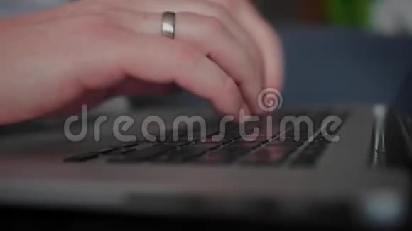 手在电脑键盘上打字移动摄像头商务人员在办公室工作视频的预览图