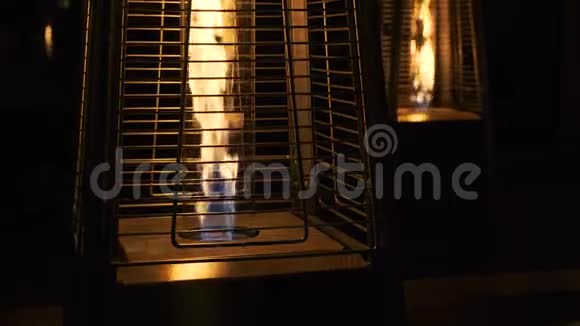 煤气加热器站在阳台上打开舒适的火温暖和舒适街头煤气炉的火焰视频的预览图