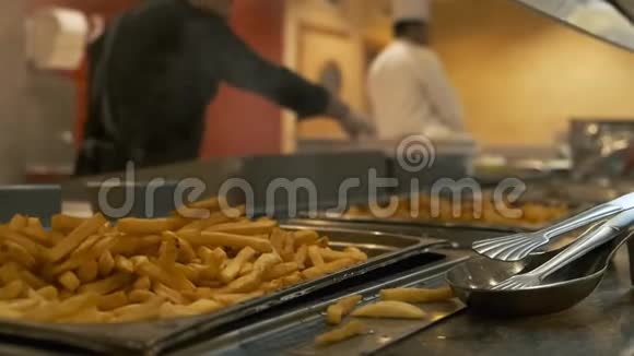 厨师们准备炸薯条薯片作为自助餐餐厅的自助餐桌快餐概念视频的预览图