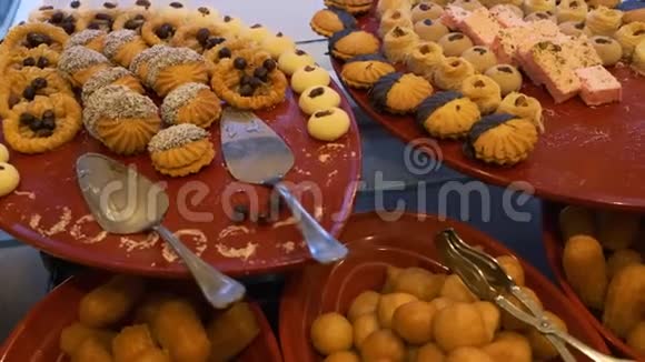 桌上放着不同糖果的幻灯片蛋糕糕点馅饼饼干饼干罐头在餐厅提供自助餐视频的预览图