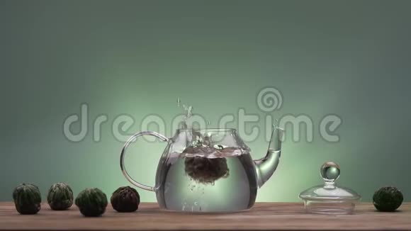 绿茶花慢吞吞地掉进茶壶里视频的预览图