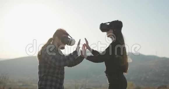 两个人戴着VR眼镜使用全息增强现实眼镜的年轻白种人男女视频的预览图