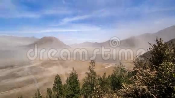 在巴托克山布朗莫腾格赛默鲁国家公园东爪哇印度尼西亚日光沙尘暴的时间流逝视频的预览图