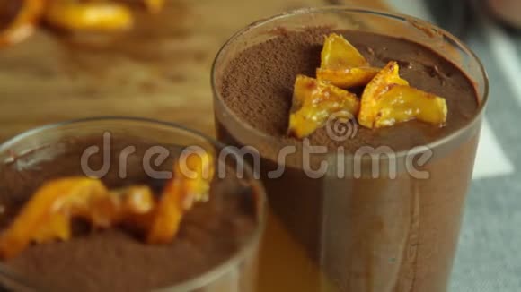 食品造型巧克力慕斯与橙色果冻甜点视频的预览图