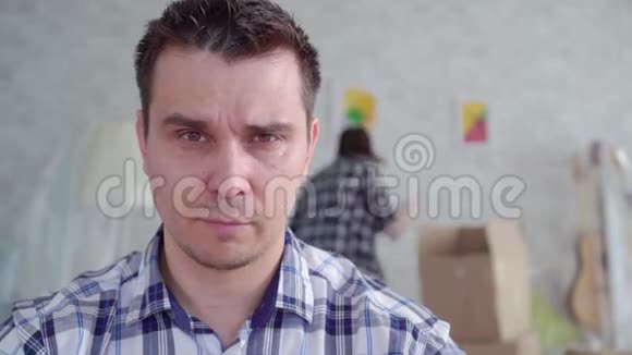 离婚时不高兴的男人脸在盒子的背景下移动视频的预览图