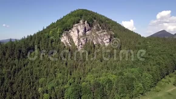 斯洛伐克塔特拉山顶上的一块大石头的鸟瞰图视频的预览图