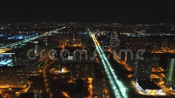 美丽的现代城市在夜晚从上面城市夜灯窗户里的光和汽车的前灯视频的预览图